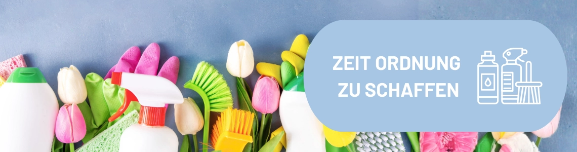 Blumen und Putzutensilien vor blauem Hintergrund.