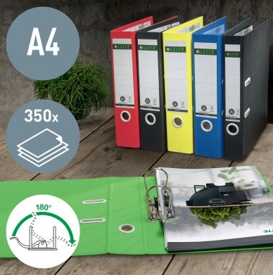 Das Bild zeigt mehrere Leitz Ordner in verschiedenen Farben (Rot, Gelb, Blau, Schwarz) im Format A4. Im Vordergrund ist ein geöffneter Ordner mit einer 180-Grad-Präzisionsmechanik zu sehen. Symbole verdeutlichen die Größe und Kapazität der Ordner sowie die spezielle Hebelmechanik.