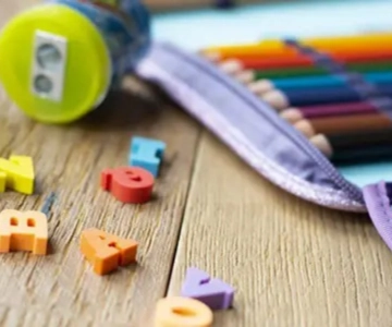 Schulmaterialien auf einem Tisch.