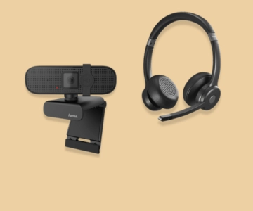 Headset und Webcam vor braunem Hintergrund.