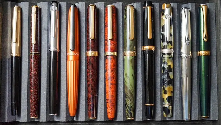 Blick auf mehrere historische Füllhalter.