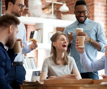 Mehrere Kollegen trinken gemeinsam Kaffee.