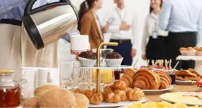 Konferenzausstattung für stilvolle Business-Meetings: Von Kaffee, Tee und Snacks bis zu Gläsern, Porzellan und nachhaltigem Geschirr- alles für professionelle Bewirtung im Büro bei info Büro-Organisation im Onlineshop.