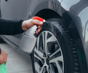 Ein Mann und eine Frau sitzen an einem Campingtisch.
