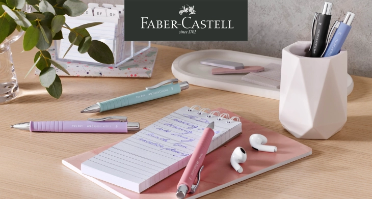 Faber-Castell Poly Balls auf Schreibtisch mit Notizblock 