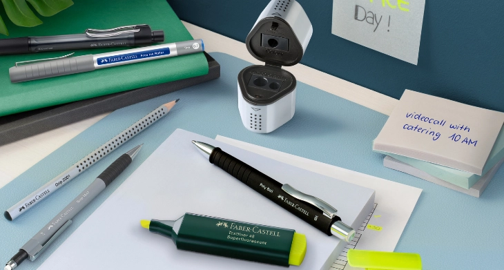Faber-Castell Schreibgeräte und Notizen auf Schreibtisch im Büro mit Haftzettel.