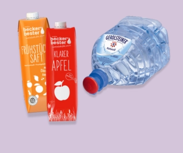 Wasser und Saft vor lila Hintergrund.