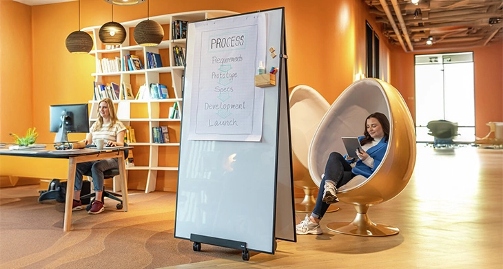 Mobiles Whiteboard in modernem, kreativem Büro mit zwei Personen.