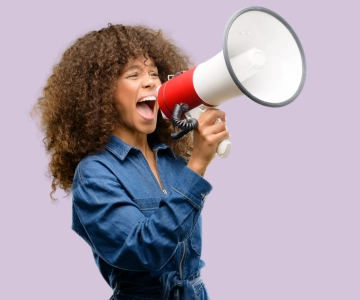 Eine Frau mit Megafon.