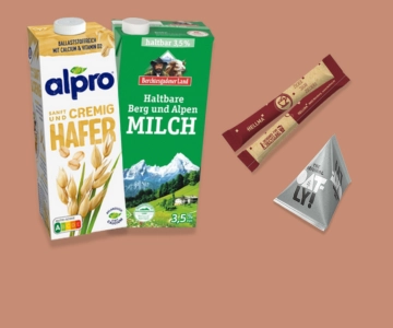 Milch und Zucker vor braunem Hintergrund.