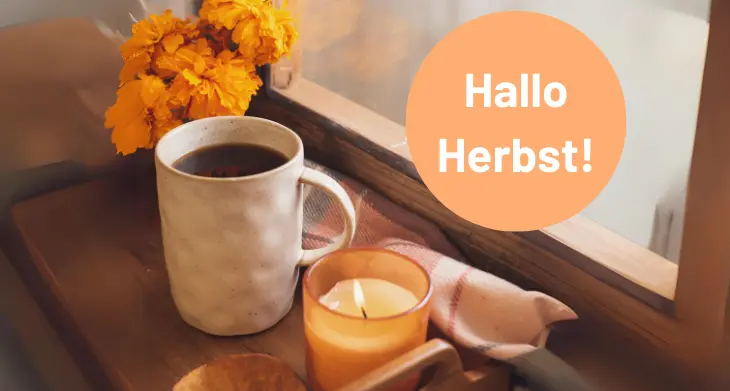 Bild mit Tasse und Kerze vor einem Febster, Button mit Text "Hallo Herbst"