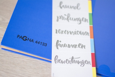 Ein Cloes-up eines Registers für eine Ordnungsmappe von Pagna, welcher mit Handlettering gestaltet wurde.