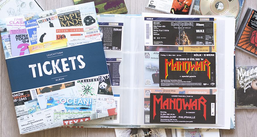 Offenes Ticketalbum mit Konzertkarten und Cover mit Aufschrift „TICKETS“