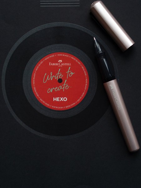 Ein Tintenroller der Hexo-Reihe von Faber-Castell liegt geöffnet auf einer Schallplatte.