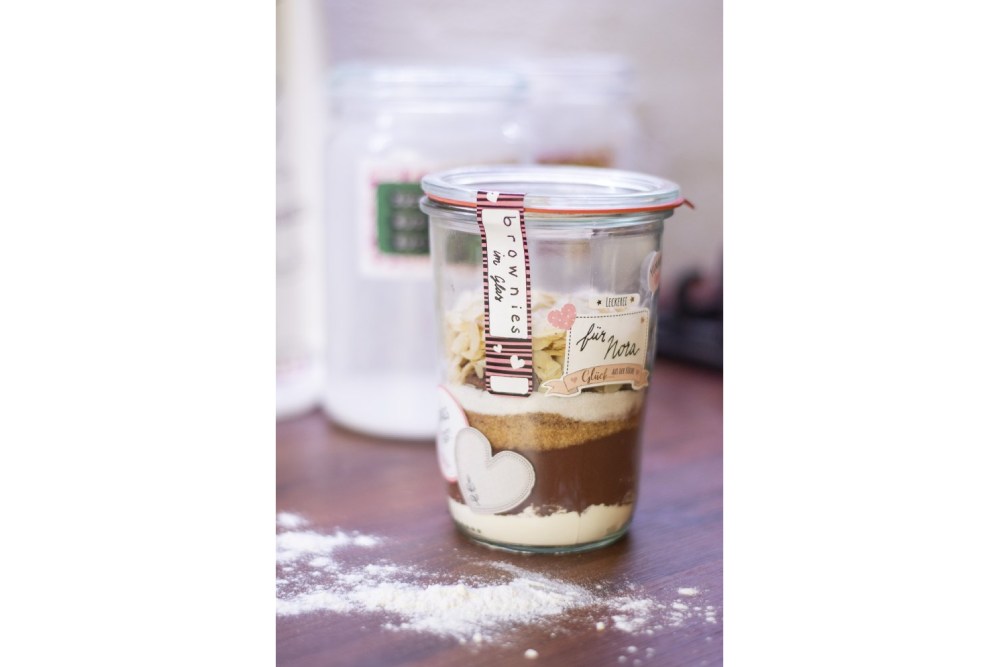 Backmischung für Brownies in einem verzierten Glas.