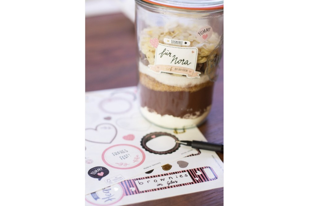 Verziertes Glas mit Brownie-Backmischung und Sticker von Z-Design.