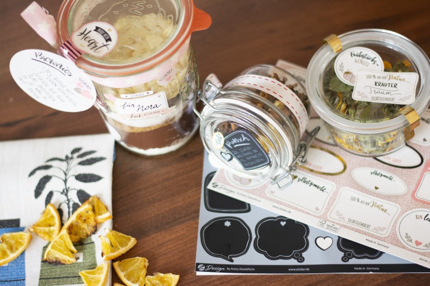 Geschenkset aus Brownie-Mischung, Kräutertee und Punschgewürz.
