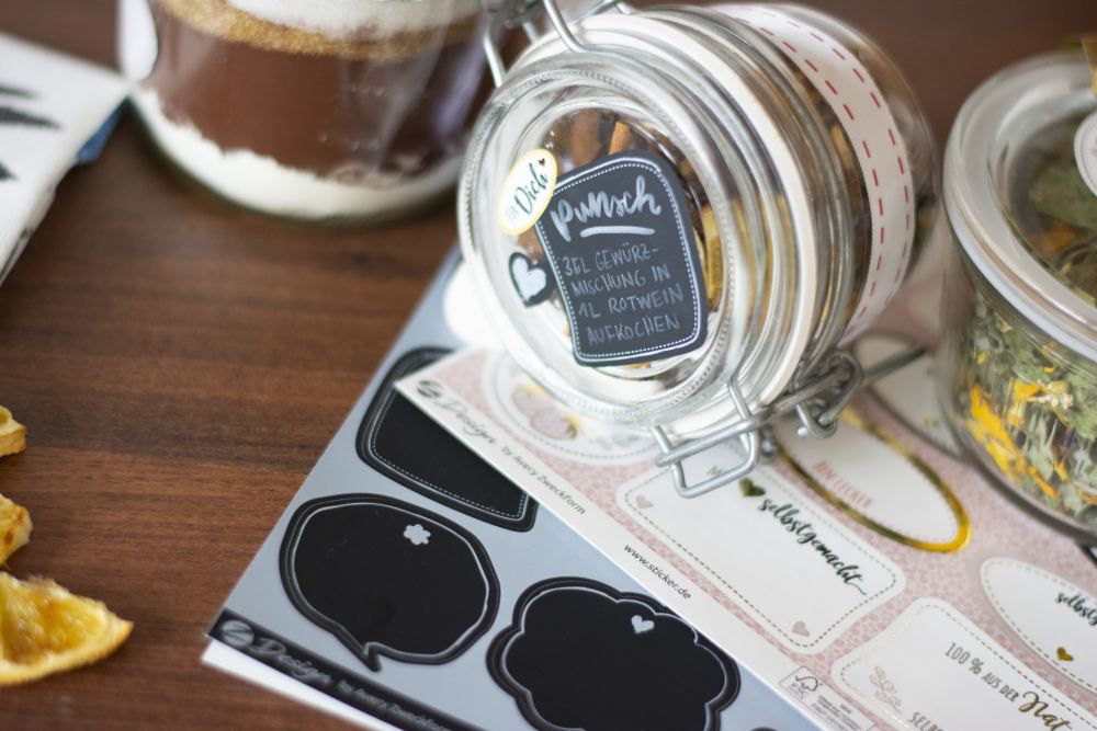 Nahaufnahme eines kleinen Glases mit Punschgewürz und Tafelettikett von Avery Zweckform