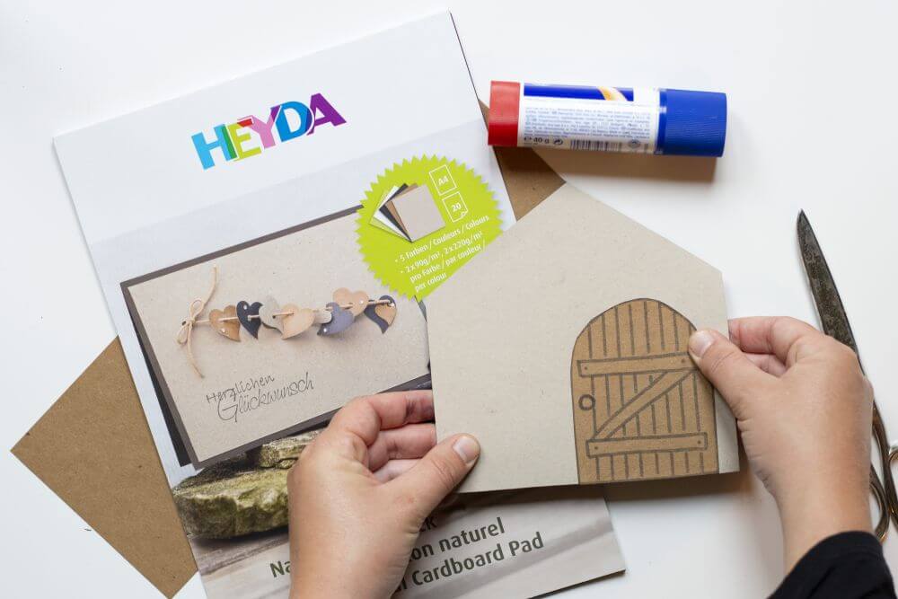 Wichteltür zu Weihnachten basteln, Bastelanleitung Schritt 3: Die Wichteltür ausschneiden und auf das Wichtelhaus aufkleben.