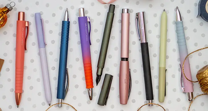 Verschiedene Schreibgeräte von Faber-Castell liegen zum Einpacken bereit. Foto: Johanna Rundel