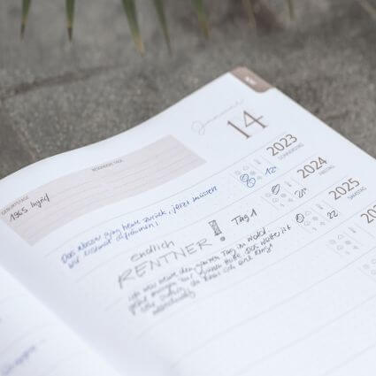 Nahaufnahme in eine Innenseite des 10-Jahres-Kalenders "10 Years of moments" der Marke Brunnen. Mehrere Zeilen der Jahre 2023, 2023 und 2025 sind handschriftlich beschrieben.