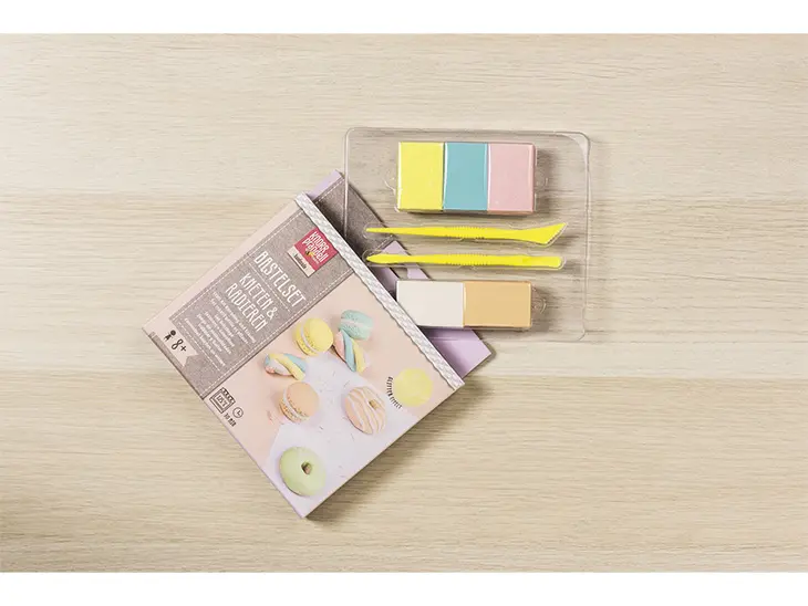 Bastelset „Kneten und Radieren (Süßigkeiten)“ von KNORR prandell liegt geöffnet auf einem Tisch