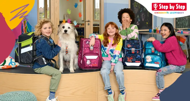 Vier Kinder sitzen auf einer Banke, neben ihnen stehen Schulranzen von Step by Step.
