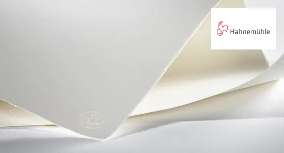 Nahaufnahme eines Büttenpapierblatts von Hahnemühle.