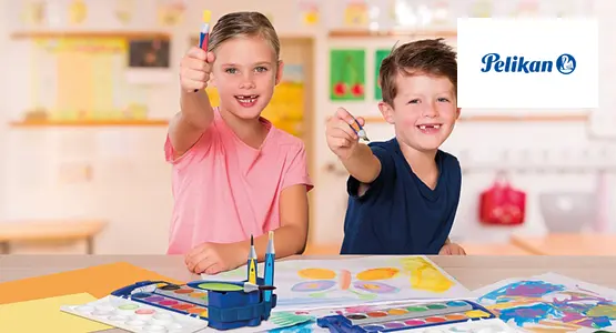 Zwei Kinder halten Pinsel und Schreiblernfüller von Pelikan in die Kamera. Rechts oben das Logo von Pelikan.