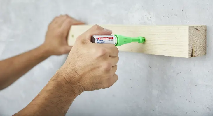 Der edding 8870 im Einsatz auf der Baustelle