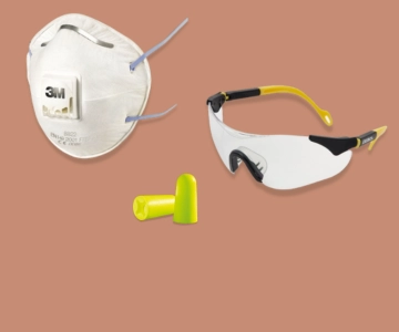 Arbeitsschutz-Artikel vor braunem Hintergrund.