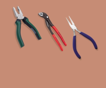 Zangen vor braunem Hintergrund.