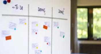 Kanban als Mittel für agiles Arbeiten ist leicht zu verstehen und umzusetzen. Bei Köglmayr in Murnau, Seefeld und Herrsching und im Onlineshop finden Sie alles für Ihre Umsetzung.