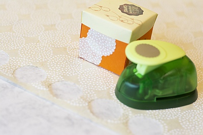 Motivstanzer von Heyda und eine verzierte Geschenkbox auf Bastelpapier.