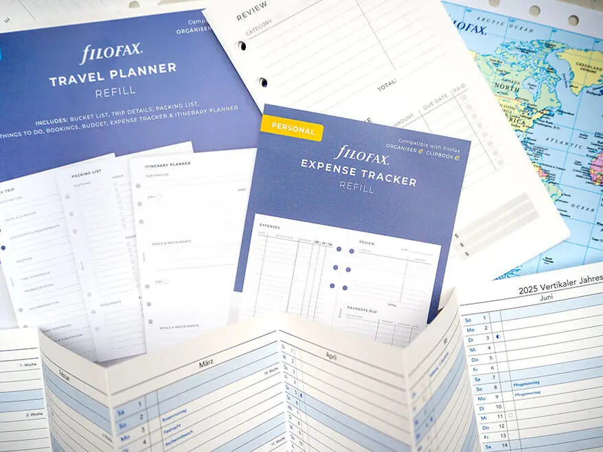Verschiedene Filofax Einleger, Planer und Kalender liegen ausgebreitet auf einem Tisch. Foto: Johanna Rundel