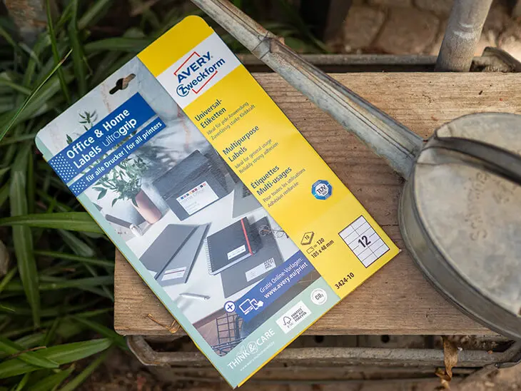 Eine Packung Avery Zweckform Etiketten liegt auf einem Hocker. Foto: Johanna Rundel