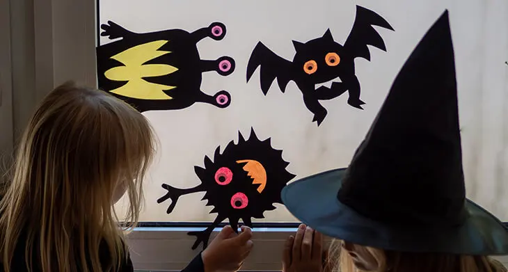 Kinder vor einer Halloween-Fensterdeko von HEYDA & KNORR prandell. Foto: Johanna Rundel