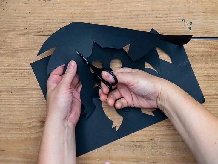 Jemand schneidet eine Fledermaus aus Fotokarton von HEYDA aus. Foto: Johanna Rundel