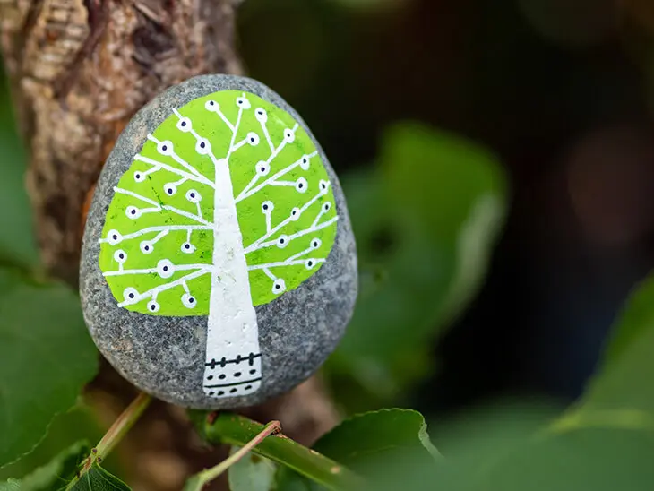 Auf einen Stein wurde mit POSCA-Markern ein Baum gemalt. Foto: Johanna Rundel