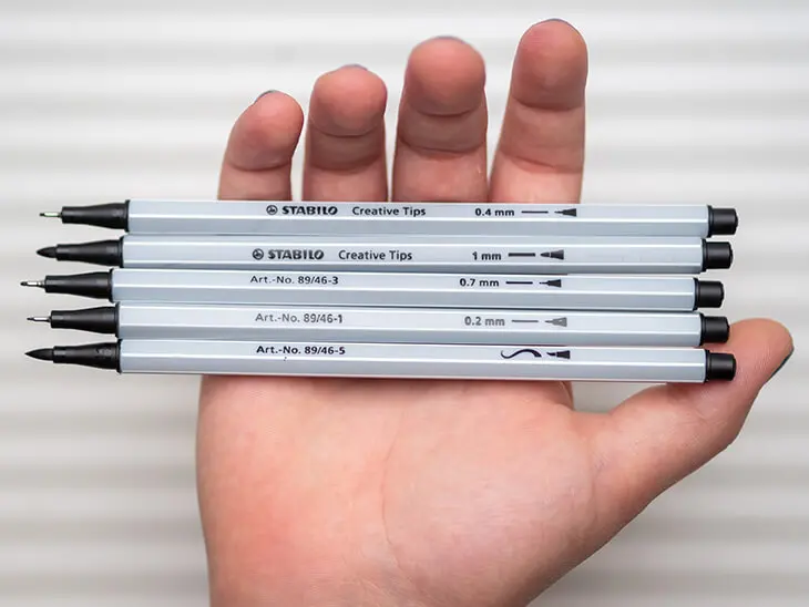 Jemand hält verschiedene Stifte von STABILO in der flachen Hand. Foto: Johanna Rundel