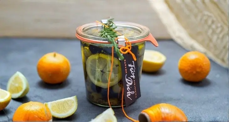 Ein kleines Weckglas, gefüllt mit einer selbstgemachten Oliven-Zitronenmischung