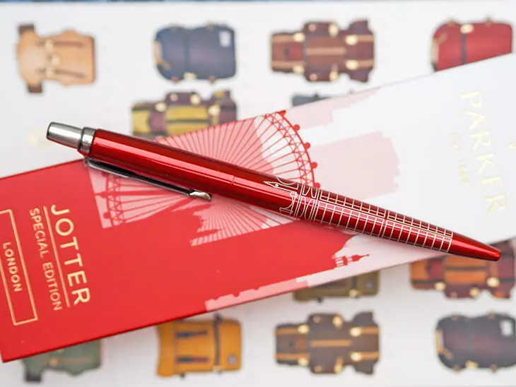 Ein roter Jotter-Kugelschreiber von Parker liegt auf seiner Verpackung mit London-Motiv. Foto: Johanna Rundel