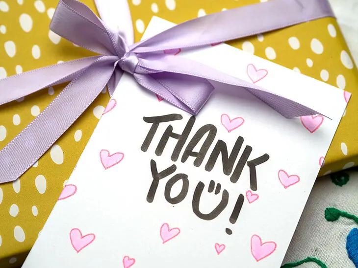 Weiße Postkarte auf die mit Stiften von Sakura „THANK YOÜ“ gelettert wurde. Foto: Johanna Rundel