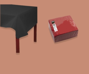 Tischdecke und Serviette vor braunem Hintergrund.
