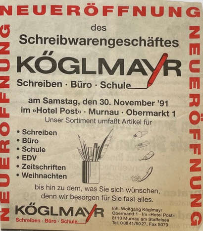 Zeitungsanzeige zur Neueröffnung des Schreibwarengeschäftes Köglmayr mit Auflistung der Sortimente und der Anschrift.