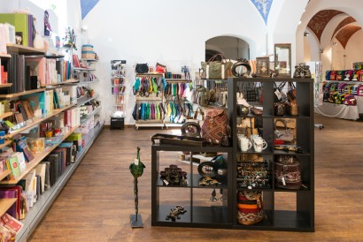 Innenansicht des Geschäftes von Köglmayr in Murnau mit verschiedenen Regalen gefüllt mit Alben und Accessoires.