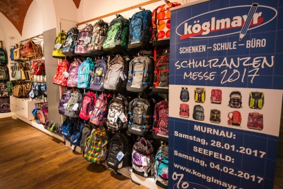 Ansicht der Schulranzenabteilung mit Aufsteller an der Seite zur Schulranzen-Messe.