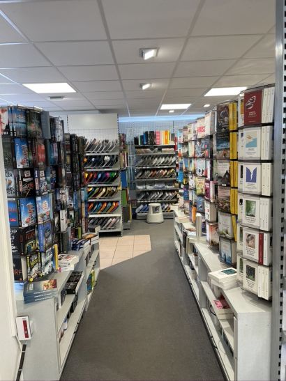 Blick in die Bücherabteilung von Köglmayr in Hersching.