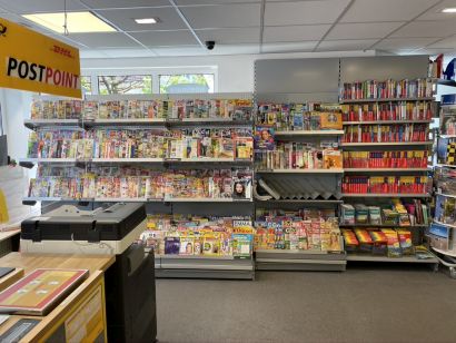 Ansicht der Abteilungen Post, Zeitschriften und Reiseführer in der Filiale Köglmayr in Herrsching am Ammersee.