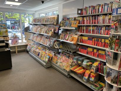 Sicht in den Laden von Köglmayr in Hersching am Ammersee. Dort sind Regale mit Zeitschriften und Reiseführern zu sehen.